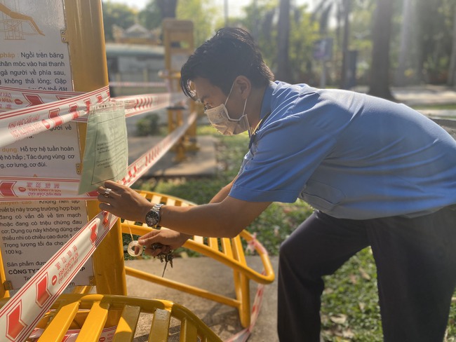 TP.HCM: Sân chơi công viên vắng ngắt, máy tập thể dục bị niêm phong sau lệnh tạm ngưng hoạt động phòng chống dịch Covid-19 - Ảnh 3.