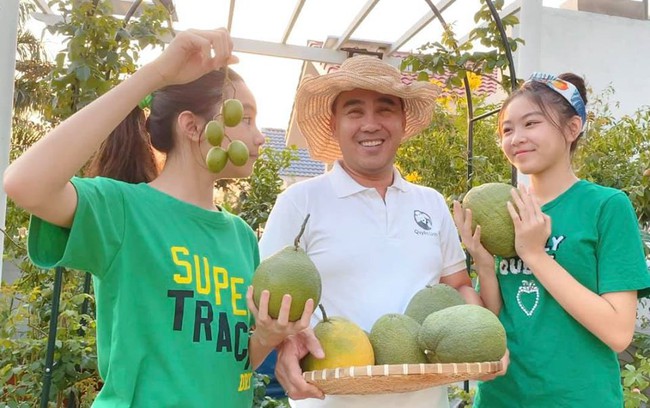 Quyền Linh c&ugrave;ng hai c&ocirc; con g&aacute;i thu hoạch quả sạch trong vườn nh&agrave;.