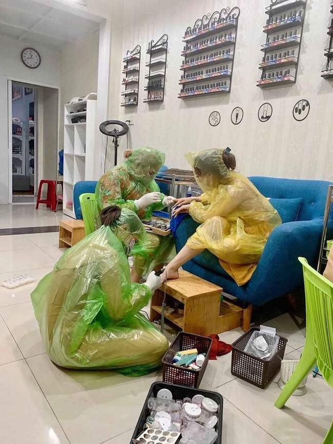 Đi làm đẹp nhưng sợ lây nhiễm virus, cả khách và nhân viên đã nghĩ ra tuyệt chiêu chống dịch hài hước khó đỡ - Ảnh 1.