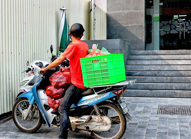 Dù đã trang bị đồ phòng dịch cơ bản, nhiều shipper vẫn đi làm để đảm bảo thu nhập lo lắng &quot;Không biết mình tiếp xúc với ai? Có bệnh hay không&quot; - Ảnh 4.