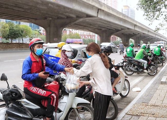 Dù đã trang bị đồ phòng dịch cơ bản, nhiều shipper vẫn đi làm để đảm bảo thu nhập lo lắng &quot;Không biết mình tiếp xúc với ai? Có bệnh hay không&quot; - Ảnh 9.