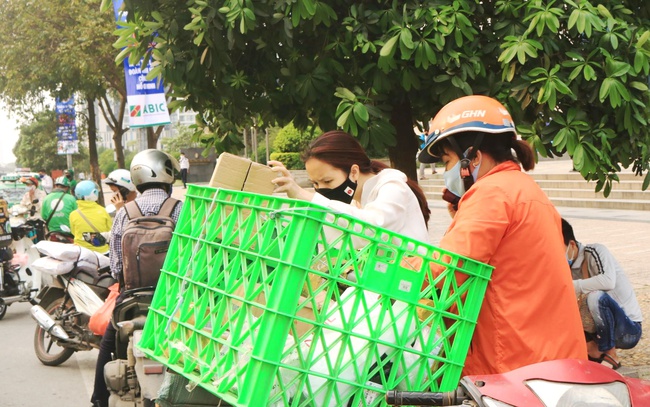 Dù đã trang bị đồ phòng dịch cơ bản, nhiều shipper vẫn đi làm để đảm bảo thu nhập lo lắng &quot;Không biết mình tiếp xúc với ai? Có bệnh hay không&quot; - Ảnh 3.