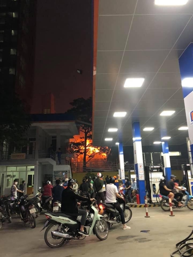 Hà Nội: Cháy nhà gần cây xăng, hai mẹ con may mắn thoát nạn - Ảnh 3.