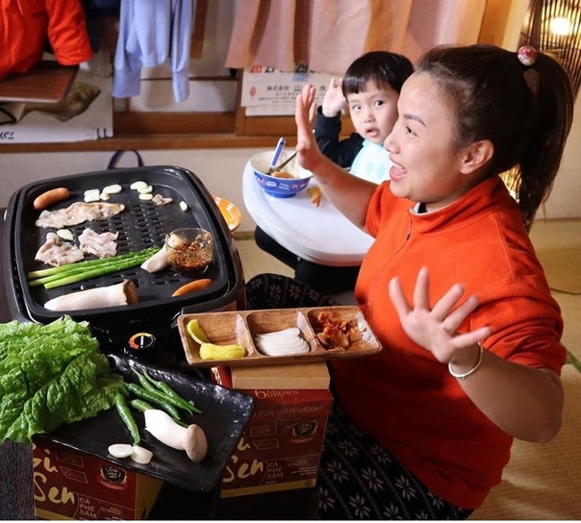 H&eacute; lộ một g&oacute;c kh&aacute;c ở nơi Quỳnh Trần JP thường quay vlog, c&oacute; phải l&agrave; ph&ograve;ng thay đồ kh&ocirc;ng m&agrave; t&aacute; lả quần &aacute;o thế kia? - Ảnh 1.