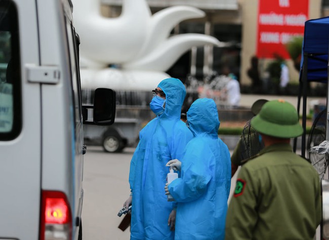 Chùm ảnh: Đội ngũ nhân viên y tế cùng lực lượng chức năng trực chiến trước cổng bệnh viện Bạch Mai, người dân tiếp tế nhu yếu phẩm được yêu cầu mang về  - Ảnh 6.