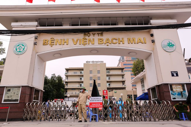 Chùm ảnh: Đội ngũ nhân viên y tế cùng lực lượng chức năng trực chiến trước cổng bệnh viện Bạch Mai, người dân tiếp tế nhu yếu phẩm được yêu cầu mang về  - Ảnh 2.