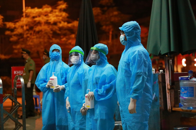 Ảnh: Bộ Tư lệnh hóa học vào cuộc, phun khử trùng toàn bộ Bệnh viện Bạch Mai sau khi liên tiếp có ca nhiễm Covid-19 - Ảnh 3.