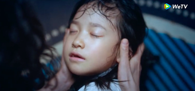 Phim của Châu Tấn gây sốc tột cùng: Cảnh tắm chung 18+ xuất hiện, bố dượng biến thái hành hạ bé 7 tuổi  - Ảnh 10.