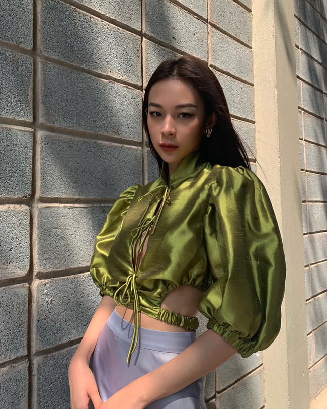 Ph&iacute; Phương Anh viết: Nhớ những ng&agrave;y nắng đẹp dung dăng dung dẻ dắt trẻ đi chơi.