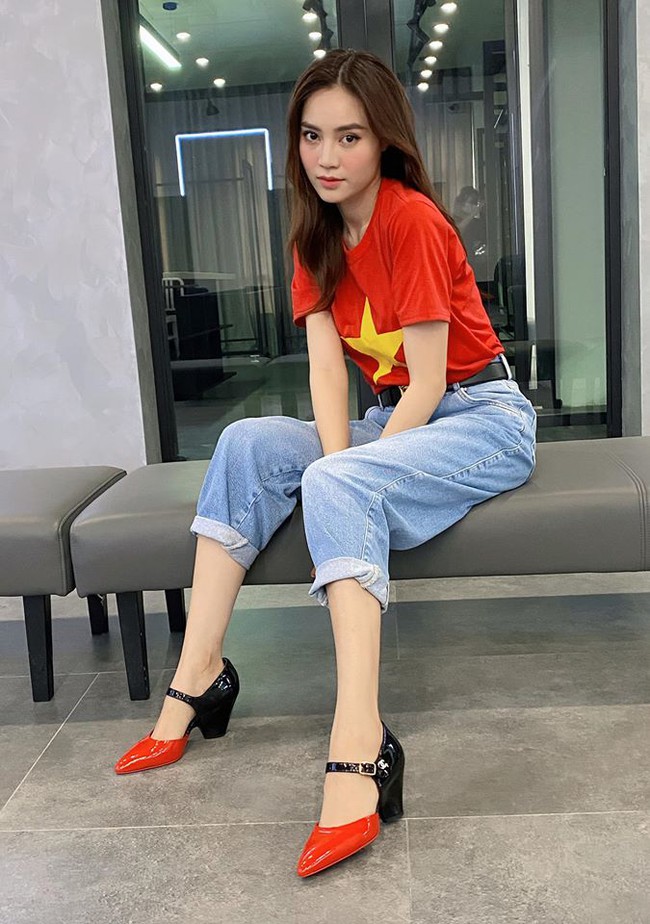 Ninh Dương Lan Ngọc mặc &aacute;o cờ đỏ sao v&agrave;ng trong bức h&igrave;nh mới.