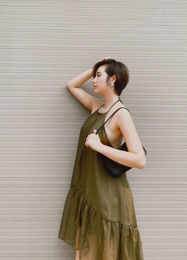 Huyền Lizzie tiết lộ: Dưới đường kh&ocirc;ng c&oacute; ai v&agrave; chụp xong l&ecirc;n nh&agrave; lu&ocirc;n n&ecirc;n xin ph&eacute;p cất em khẩu trang tạm trong t&uacute;i.