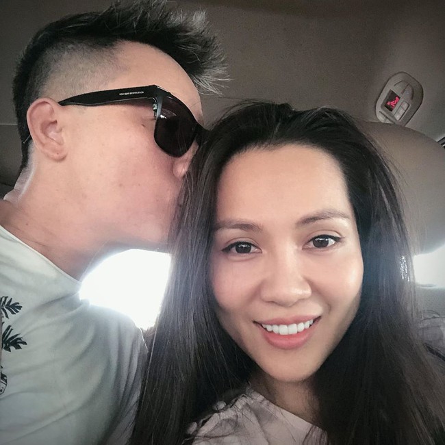 Ho&agrave;ng B&aacute;ch h&ocirc;n b&agrave; x&atilde; một c&aacute;ch tr&igrave;u mến.