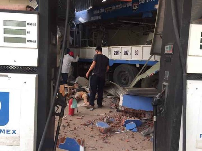 Lai Châu: Xe tải lao vào cây xăng làm 1 người tử vong, 5 người thương - Ảnh 3. Lai Châu: Xe tải lao vào cây xăng làm 1 người tử vong, 5 người thương - Ảnh 3.