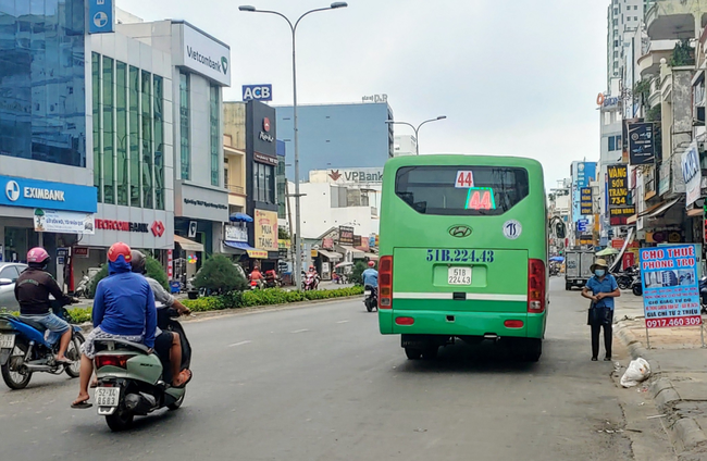 TP.HCM tạm dừng 54 tuyến xe buýt để &quot;chiến đấu&quot; với Covid-19, người dân đi lại khó khăn hơn nhưng vui vẻ chấp nhận - Ảnh 6.