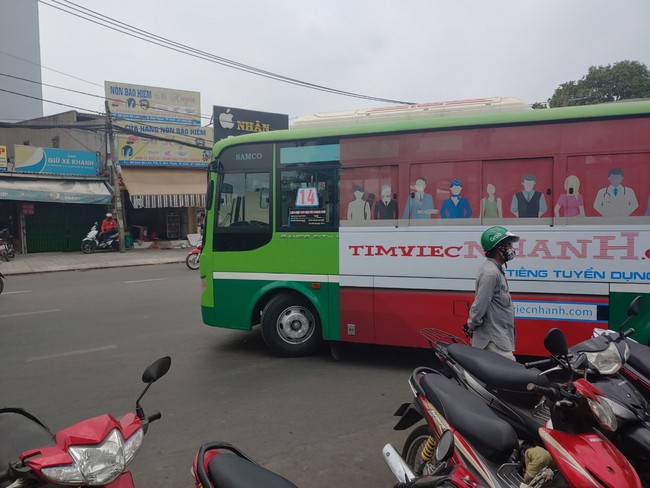 TP.HCM tạm dừng 54 tuyến xe buýt để &quot;chiến đấu&quot; với Covid-19, người dân đi lại khó khăn hơn nhưng vui vẻ chấp nhận - Ảnh 8.