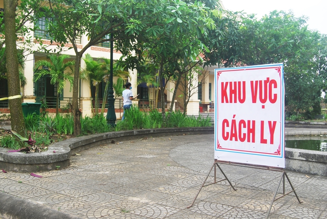 Ninh Bình: Cách ly 24 người tiếp xúc với BN170, dân làng khử khuẩn khắp các con ngõ - Ảnh 10.