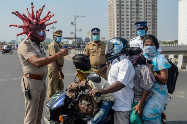 Hết dùng roi, phạt thụt dầu, cảnh sát Ấn Độ đội mũ bảo hiểm độc nhất vô nhị hình virus SARS-CoV-2 để dọa người dân không ra khỏi nhà  - Ảnh 3.