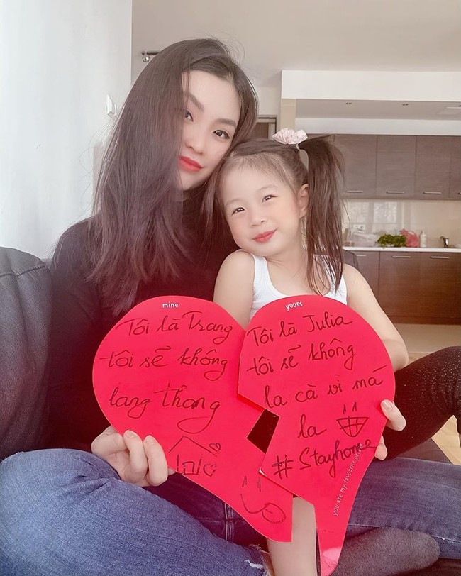 Diễm Trang và con gái cầm hình trên tay hình trái tim có dòng chia sẻ: Tôi là Trang tôi sẽ không lang thang. Tôi là Julia, tôi sẽ không la cà vì má la.