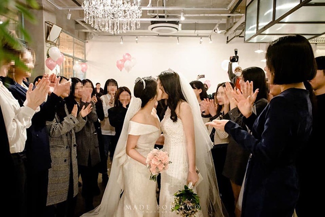 Đám cưới của cặp đôi Hàn Quốc gây chú ý, đến khi thấy mặt hai nhân vật chính, ai cũng phải ngỡ ngàng - Ảnh 1.