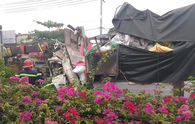 TP.HCM: 3 nạn nhân mắc kẹt trong cabin vụ tai nạn kinh hoàng trên quốc lộ 1 đã tử vong, là người một nhà - Ảnh 1. TP.HCM: 3 nạn nhân mắc kẹt trong cabin vụ tai nạn kinh hoàng trên quốc lộ 1 đã tử vong, là người một nhà - Ảnh 1.