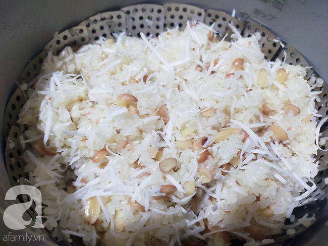 Mách các mẹ cách nấu xôi lạc dừa dẻo thơm thật dễ dàng cho cả nhà ăn sáng khỏi ra ngoài - Ảnh 4.