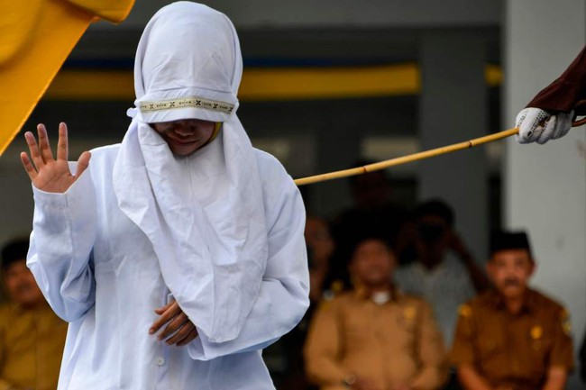 Hình phạt hà khắc trên một hòn đảo ở Indonesia, công khai phạt đánh roi nếu ngoại tình hoặc nắm tay âu yếm, quan hệ tình dục trước hôn nhân - Ảnh 2.