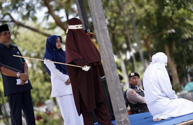 Hình phạt hà khắc trên một hòn đảo ở Indonesia, công khai phạt đánh roi nếu ngoại tình hoặc nắm tay âu yếm, quan hệ tình dục trước hôn nhân - Ảnh 1.