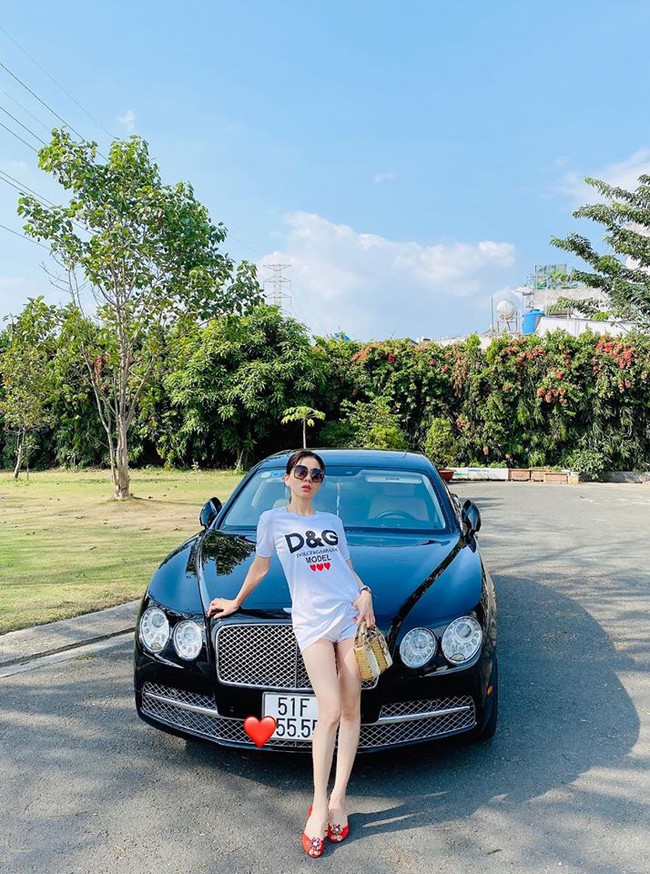 Lệ Quy&ecirc;n chụp h&igrave;nh b&ecirc;n xế hộp sang trọng. C&ocirc; chia sẻ: Giờ thấy miền nắng ấm l&agrave; nơi an to&agrave;n. Mong miền Bắc n&oacute;ng l&ecirc;n. Mong b&igrave;nh an cho m&igrave;nh,cho mọi người.