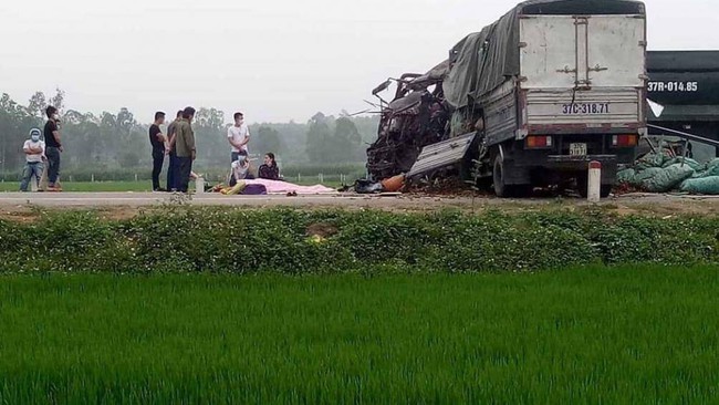 Nghệ An: Xe tải đấu đầu xe đầu kéo, 2 người tử vong tại chỗ - Ảnh 2.