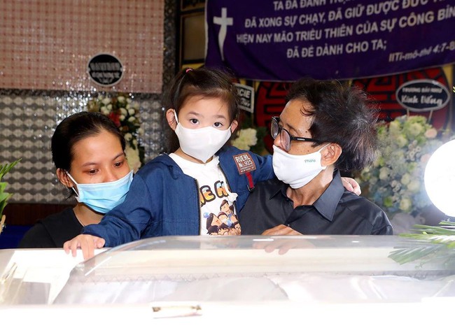 Hình ảnh Mai Phương đưa con đi học sau đợt bệnh trở nặng nhìn mà xót xa đến nghẹn lòng - Ảnh 3.