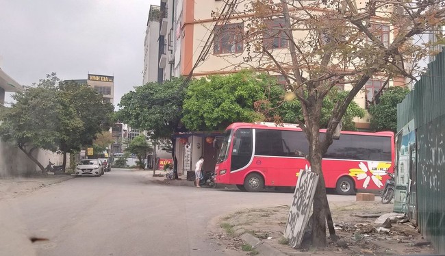Xe hợp đồng sẽ phải tạm dừng hoạt động vào Hà Nội (Ảnh: xe khách của nhà xe MD tại bến cóc địa chỉ trong ngõ 70 đường Nguyễn Hoàng)
