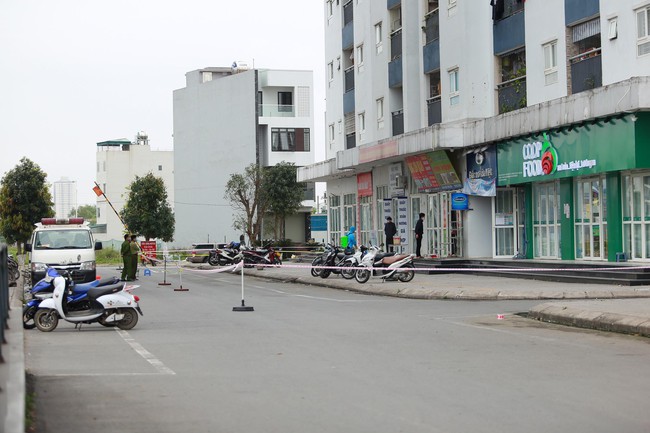 Đến chung cư bạn chơi đúng lúc đang cách ly tạm thời, cô gái khóc lóc đòi bỏ ra ngoài khiến lực lượng chức năng vất vả để thuyết phục - Ảnh 4.