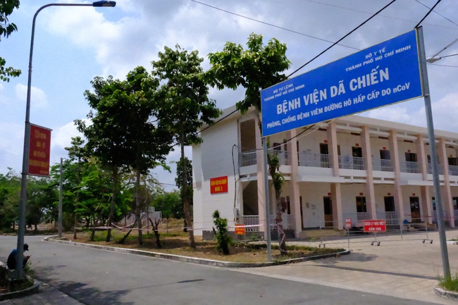 Nam công dân Cộng hoà Czech và hai bệnh nhân Việt khỏi bệnh Covid-19, mỉm cười vẫy chào bác sĩ BV dã chiến Củ Chi - Ảnh 1. Nam công dân Cộng hoà Czech và hai bệnh nhân Việt khỏi bệnh Covid-19, mỉm cười vẫy chào bác sĩ BV dã chiến Củ Chi - Ảnh 1.