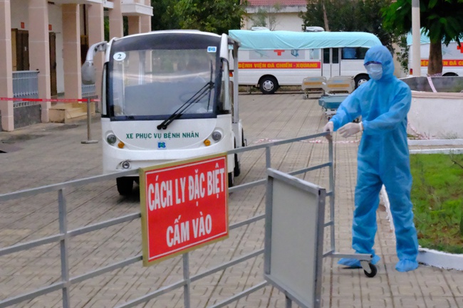 Nam công dân Cộng hoà Czech và hai bệnh nhân Việt khỏi bệnh Covid-19, mỉm cười vẫy chào bác sĩ BV dã chiến Củ Chi - Ảnh 3. Nam công dân Cộng hoà Czech và hai bệnh nhân Việt khỏi bệnh Covid-19, mỉm cười vẫy chào bác sĩ BV dã chiến Củ Chi - Ảnh 3.