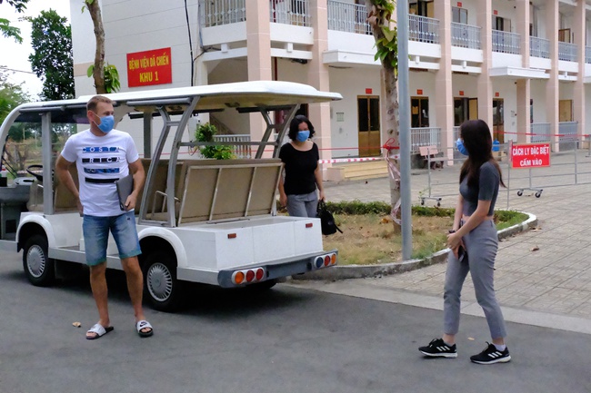 Nam công dân Cộng hoà Czech và hai bệnh nhân Việt khỏi bệnh Covid-19, mỉm cười vẫy chào bác sĩ BV dã chiến Củ Chi - Ảnh 5. Nam công dân Cộng hoà Czech và hai bệnh nhân Việt khỏi bệnh Covid-19, mỉm cười vẫy chào bác sĩ BV dã chiến Củ Chi - Ảnh 5.