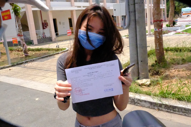 Nam công dân Cộng hoà Czech và hai bệnh nhân Việt khỏi bệnh Covid-19, mỉm cười vẫy chào bác sĩ BV dã chiến Củ Chi - Ảnh 8. Nam công dân Cộng hoà Czech và hai bệnh nhân Việt khỏi bệnh Covid-19, mỉm cười vẫy chào bác sĩ BV dã chiến Củ Chi - Ảnh 8.