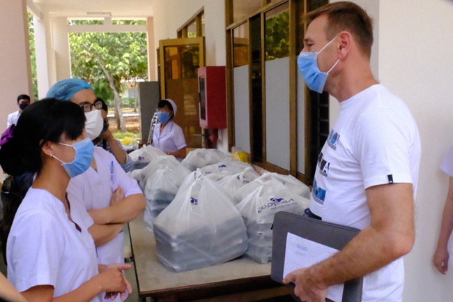 Nam công dân Cộng hoà Czech và hai bệnh nhân Việt khỏi bệnh Covid-19, mỉm cười vẫy chào bác sĩ BV dã chiến Củ Chi - Ảnh 11. Nam công dân Cộng hoà Czech và hai bệnh nhân Việt khỏi bệnh Covid-19, mỉm cười vẫy chào bác sĩ BV dã chiến Củ Chi - Ảnh 11.