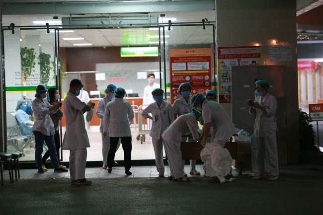 Hình ảnh các y bác sĩ tại Bệnh viện Bạch Mai vẫy tay chào qua cửa kính: Họ đang ngày đêm chiến đấu ở tuyến đầu nhưng vẫn luôn lạc quan như vậy - Ảnh 6.