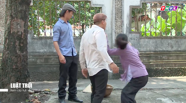 &quot;Luật trời&quot;: Trang - Ngọc Lan bị đánh giữa đường, cùng quẫn mới sa chân vào ổ quỷ làm gái ngành - Ảnh 7.