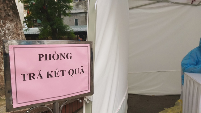 Hà Nội: Khoảnh khắc hồi hộp 10 phút của những người test Covid-19 khi cầm tờ kết quả - Ảnh 8.