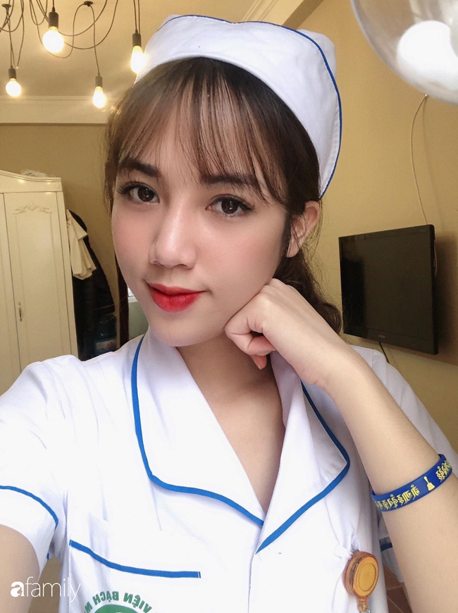 Nữ điều dưỡng xinh đẹp của Bệnh viện Bạch Mai kể về ngày sinh nhật đặc biệt trong khu cách ly và thực trạng những gì đang diễn ra ở khoa có nhiều người nhiễm Covid-19 nhất - Ảnh 2.