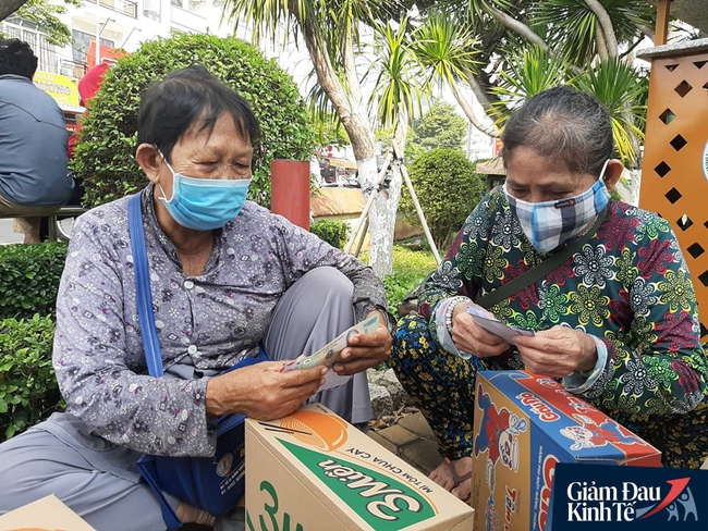 Xúc động chủ đại lý vé số ở Bình Dương tặng quà, phát tiền trăm triệu cho người nghèo mùa Covid-19 - Ảnh 11.