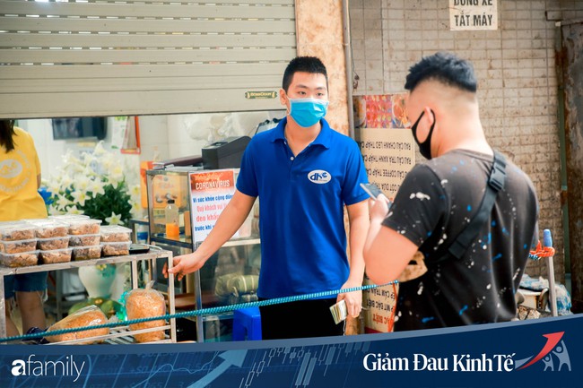 Kinh doanh thời Covid-19: Những hàng ăn nổi tiếng Hà Nội gọi hàng qua khe cửa, chăng dây tạo vùng an toàn, bất cứ ai đặt hàng phải đeo khẩu trang đúng chuẩn - Ảnh 12.