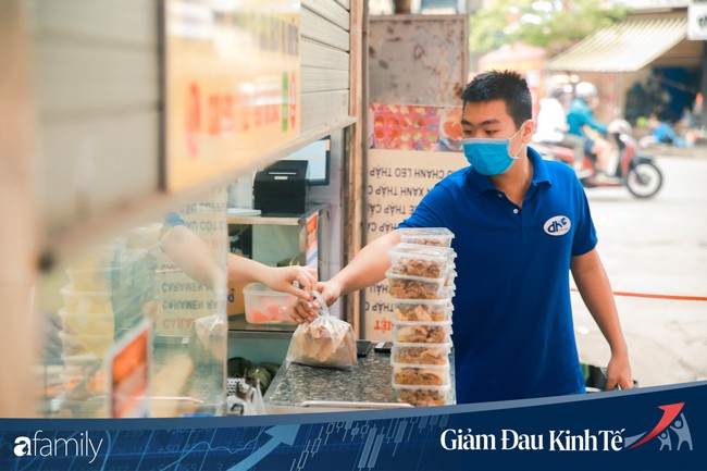 Kinh doanh thời Covid-19: Những hàng ăn nổi tiếng Hà Nội gọi hàng qua khe cửa, chăng dây tạo vùng an toàn, bất cứ ai đặt hàng phải đeo khẩu trang đúng chuẩn - Ảnh 9.