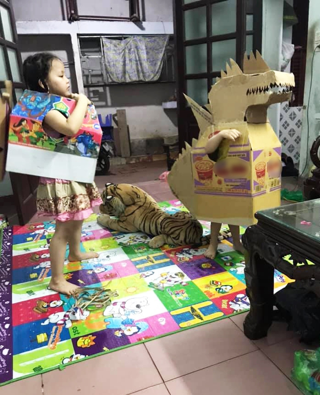 Tranh thủ nghỉ dịch, mẹ Hà Nội làm cho con chú khủng long bằng bìa các tông chơi cực vui, siêu dễ làm mà chẳng tốn đồng nào - Ảnh 1. Tranh thủ nghỉ dịch, mẹ Hà Nội làm cho con chú khủng long bằng bìa các tông chơi cực vui, siêu dễ làm mà chẳng tốn đồng nào - Ảnh 1.