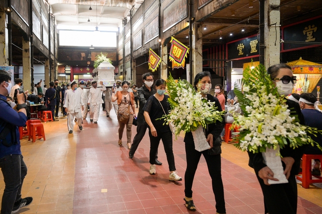 Gia đình, bạn bè đồng nghiệp không kìm được nước mắt trong ngày đưa tiễn Mai Phương về nơi an nghỉ cuối cùng - Ảnh 14.