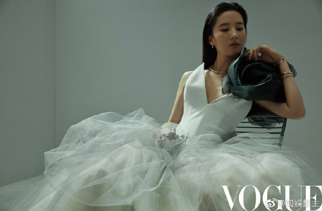 Lưu Diệc Phi lại gây bão mạng xã hội với loạt khoảnh khắc xuất thần trên bìa tạp chính danh tiếng Vogue sau thời gian bị chê vì tăng cân - Ảnh 4.