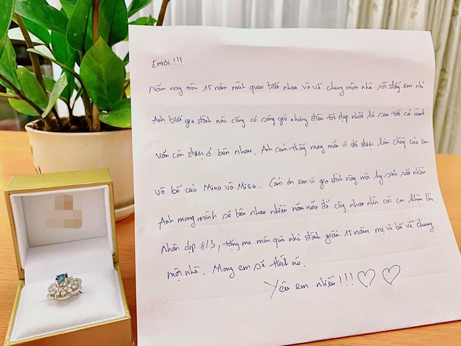 Sau scandal ly hôn, Lưu Hương Giang hạnh phúc khoe được ông xã Hồ Hoài Anh tặng chiếc nhẫn siêu bự kèm bức thư viết tay vô cùng ngọt ngào - Ảnh 1.