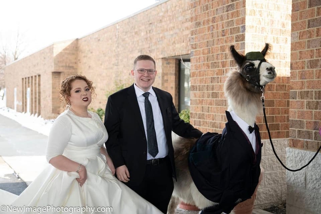 Cô dâu trưng bộ mặt khó chịu ngay trong bức hình duy nhất chụp chung với anh trai trong ngày cưới vì &quot;khách mời&quot; đặc biệt kế bên - Ảnh 3.