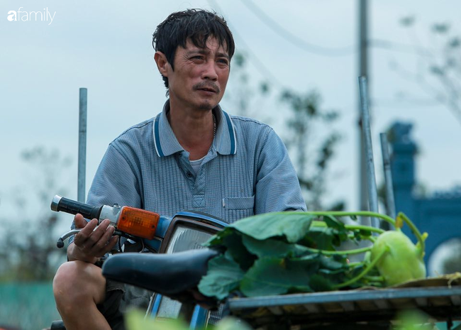 Hà Nội: Trận mưa lúc rạng sáng nhấn chìm nhiều ruộng rau, người dân vừa huy động máy bơm nước vừa tất bật thu hoạch vớt vát tài sản - Ảnh 15.